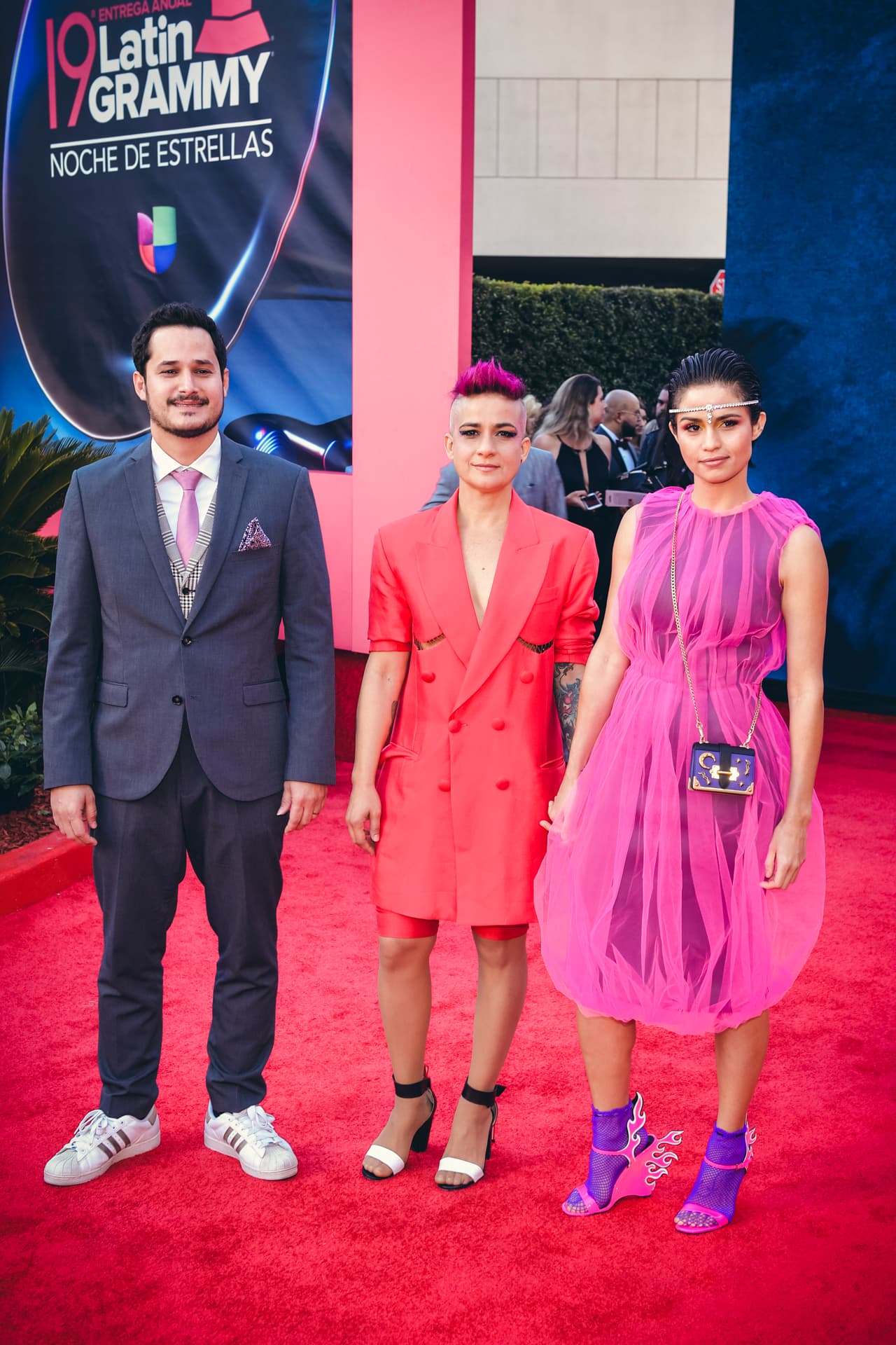 Pero no fue la única en usarlas, la actriz brasileña Nanda Costa también eligió las mismas sandalias, aunque de otro color.