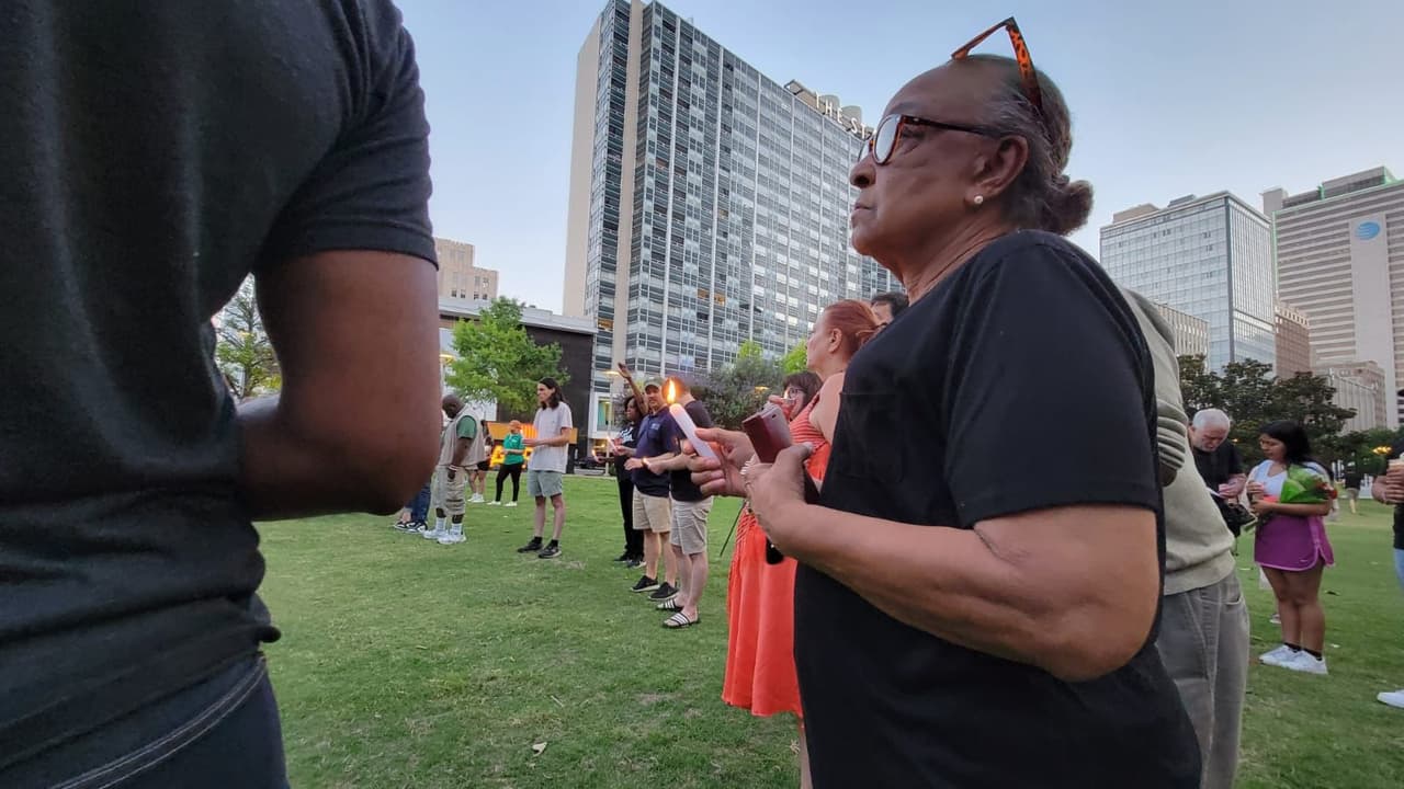 Un alto al uso indiscriminado de las armas de alto impacto fue una de las peticiones de las personas que acudieron a la vigilia en el centro de Dallas por las 
<a href="https://www.univision.com/local/san-antonio-kwex/nombres-fotos-victimas-tiroteo-escuela-primaria-robb-uvalde-texas" target="_blank">víctimas de Uvalde</a>.