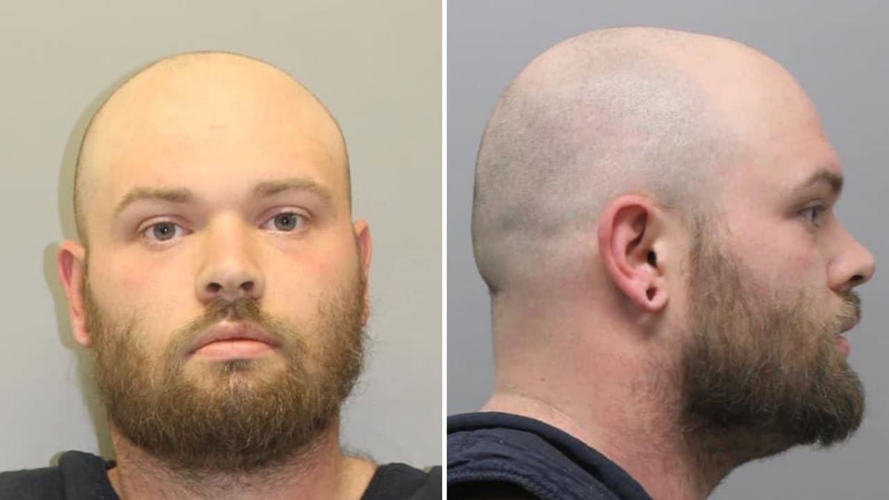 La mamá de Athena también dirigió unas palabras a 
<b><a href="https://www.univision.com/local/dallas-kuvn/athena-strand-tanner-lynn-horner-sospechoso-secuestro-asesinato" target="_blank">Tanner Lynn Horner</a></b> sospechoso de su asesinato y secuestro: “No quiero que 
<b>el bastardo que me quitó a mi bebé y la asesinó brutalmente vaya a cualquier ciudad,</b> pueblo, condado, estado o país sin que todos conozcan su rostro”.