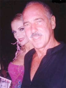 En el año 2000
<b> Carmen Campuzano</b> y 
<b>Andrés García</b> gozaban de un apasionado romance, ella tenía 30 años y él 58. Un tiempo después, la modelo aseguró que sufría el ataque de una bacteria de la que se había contagiado mientras vivía en el castillo del actor lo que le provocó radicales cambios en su rostro. También declaró que había sido víctima de brujería, lo que la llevó a tener ataques de pánico que la hicieron saltar de un taxi en movimiento.