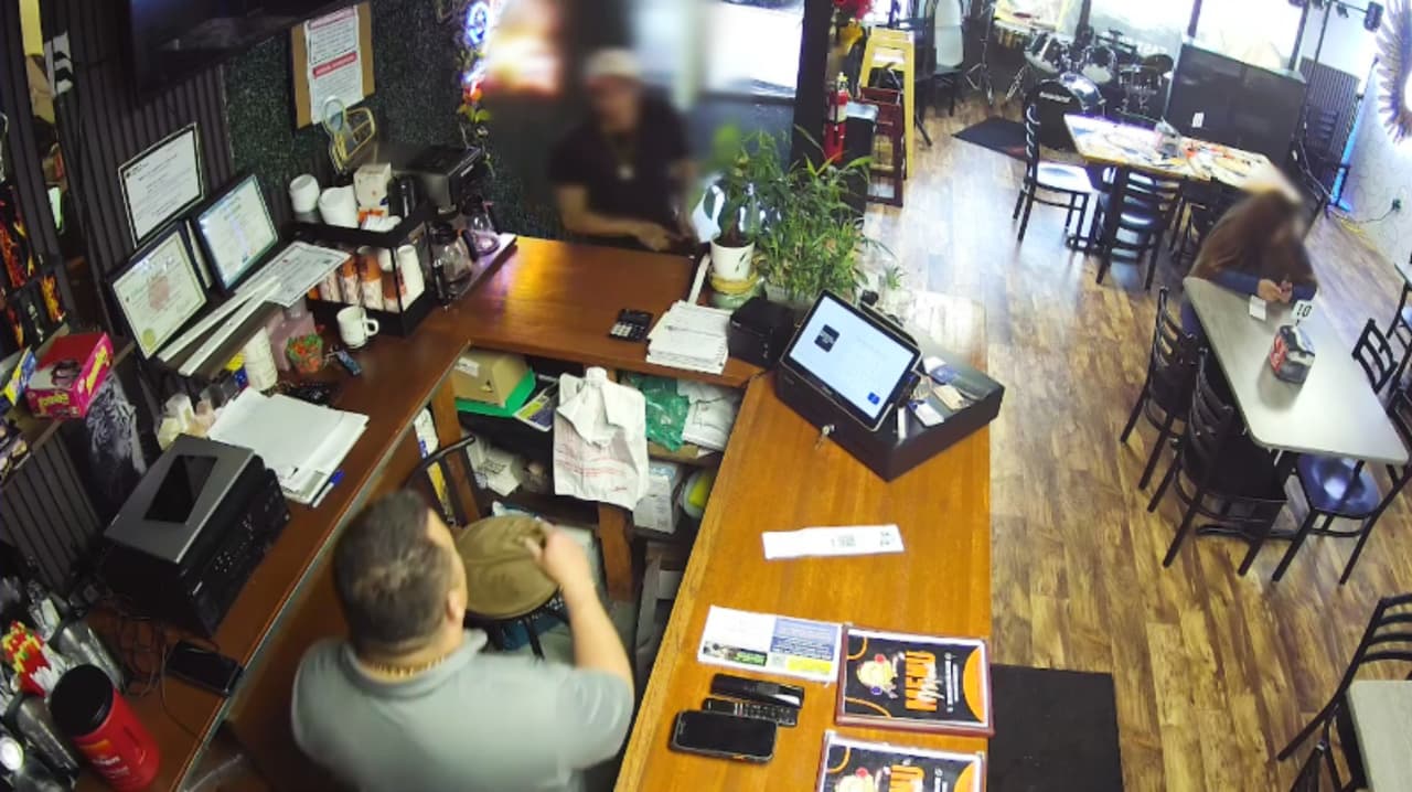 Video muestra el robo a mano armada de un restaurante venezolano en Melrose Park
