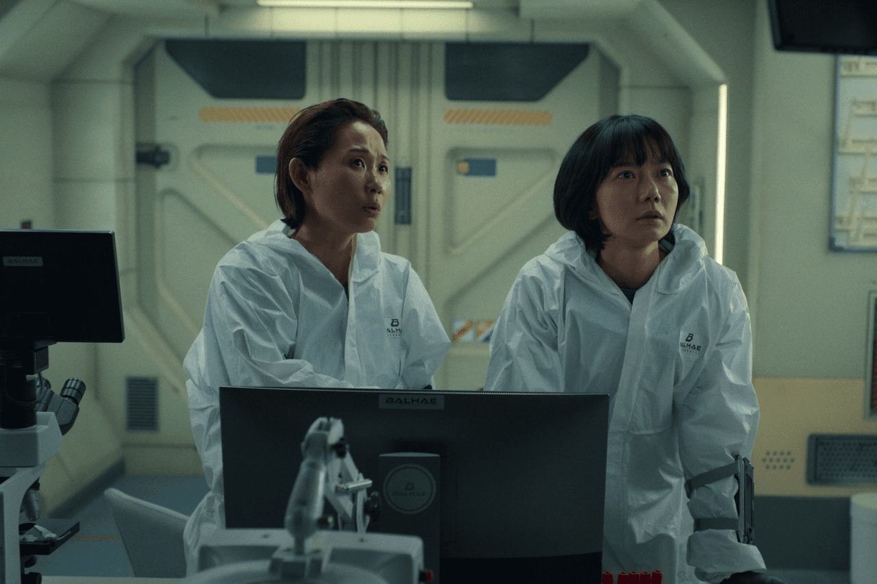 Bae Doona y Kim Sun-young en la serie.