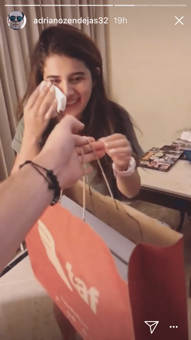 En una historia de Instagram, compartió el video del momento en el que le dio su regalo del día del amor y la amistad.