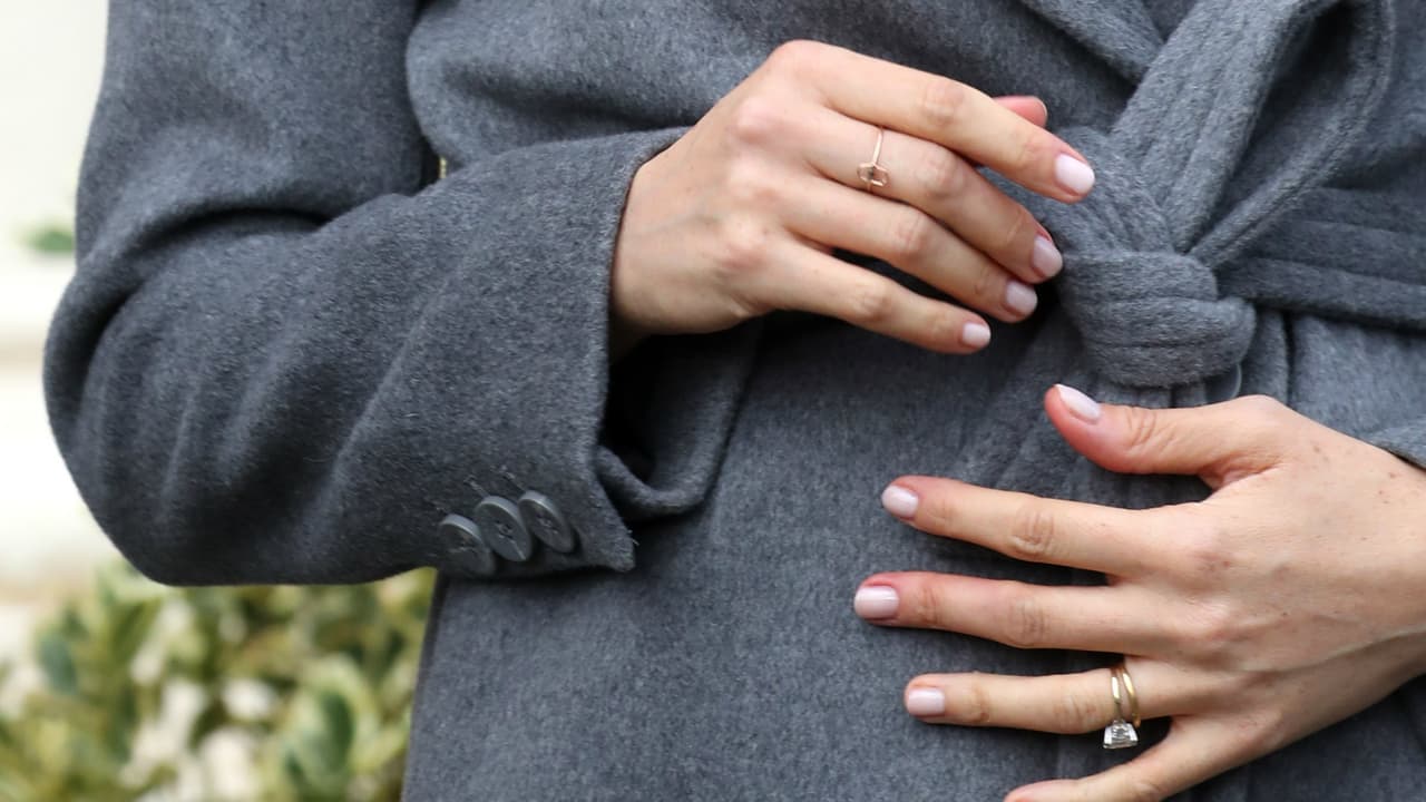 Se trata de un anillo con el símbolo Hamsa, que en árabe significa “cinco”, en alusión a los cinco dedos de la mano.