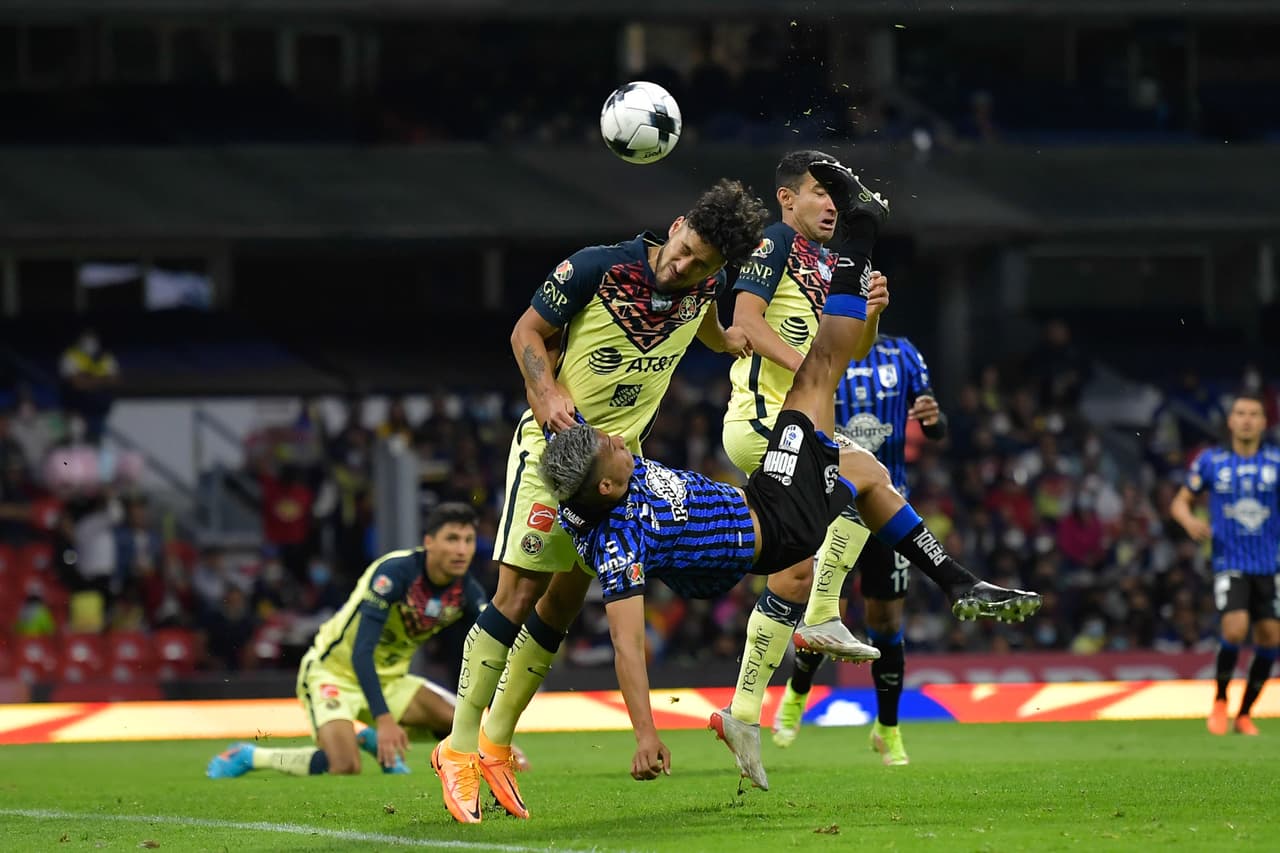 Con gol de último minuto, Gallos Blancos le arrebató el triunfo al América que sigue sin ganar en el Estadio Azteca y volvió a irse entre abucheos y muchas dudas del futuro de Santiago Solari.