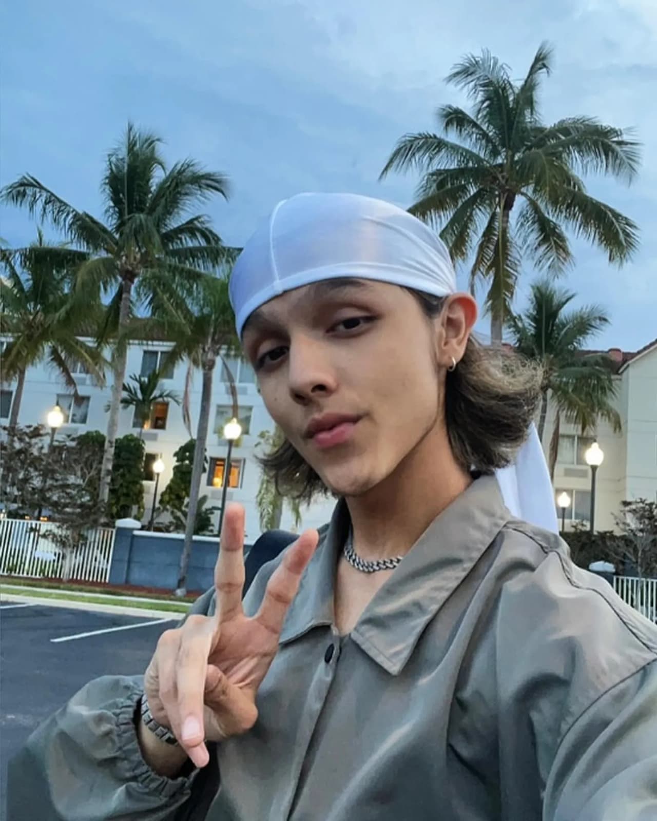 <b><a href="https://www.univision.com/musica/ramon-vega-artista-mexicano-del-pop-urbano-fotos" target="_blank">Ramón Vega</a></b>
<a href="https://www.univision.com/musica/ramon-vega-artista-mexicano-del-pop-urbano-fotos" target="_blank"> se considera un experimento musical</a>. Nació en Obregón, México, y es heredero musical de unas familias más reconocidas en la música mexicana. A sus cortos 16 años, logró convertirse en una promesa de la música mexicana tras mezclar los sonidos de la música banda con lo urbano. Hizo parte de la banda
<b> ‘Cornelio Vega y su Dinastía’</b>, y luego decidió lanzarse como artista en solitario.