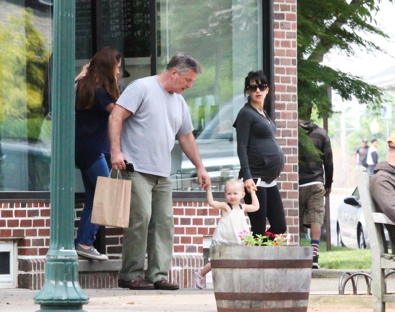 En realidad tiene dos mujeres a las que ama: su esposa Hilaria y su pequeña, Carmen.