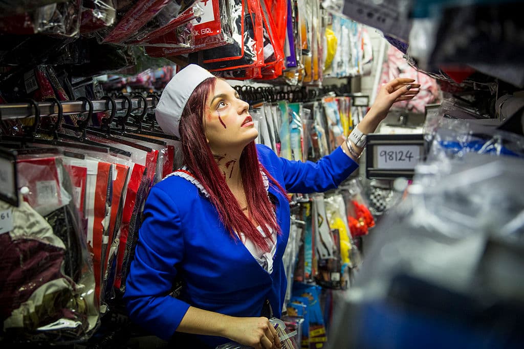 También se usaban máscaras y disfraces para esconder tu identidad en algún ritual o festival pagano, en donde algún hechicero o bruja estuviera invocando a los altos poderes para obtener algo a cambio. Así, la personalidad y apariencia de los humanos se escondía, permitiéndoles un mejor acercamiento con el mundo de los espíritus.