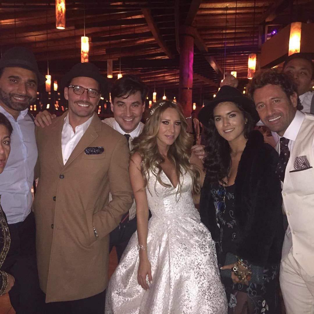 El periodista Luis Alfonso Borrego compartió esta imagen de la boda de Geraldine Bazán y Gabriel Soto, en donde aparece Julián Gil, el 20 de febrero de 2016.