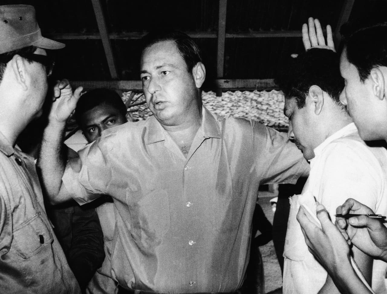 Pedro Joaquín Chamorro, editor de La Prensa, levanta las manos mientras habla con los periodistas después de su arresto en Managua, el 26 de enero de 1967. En 1978, fue asesinado, supuestamente por órdenes del dictador Anastasio Somoza. Su muerte ayudó a desencadenar la revolución sandinista.