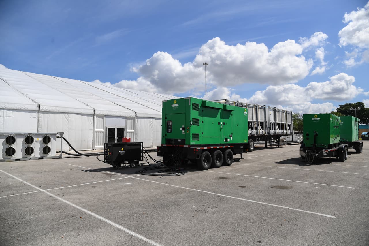 La oficina de manejo de emergencia del condado Miami-Dade fue la encargada de construir el hospital. 
<br>