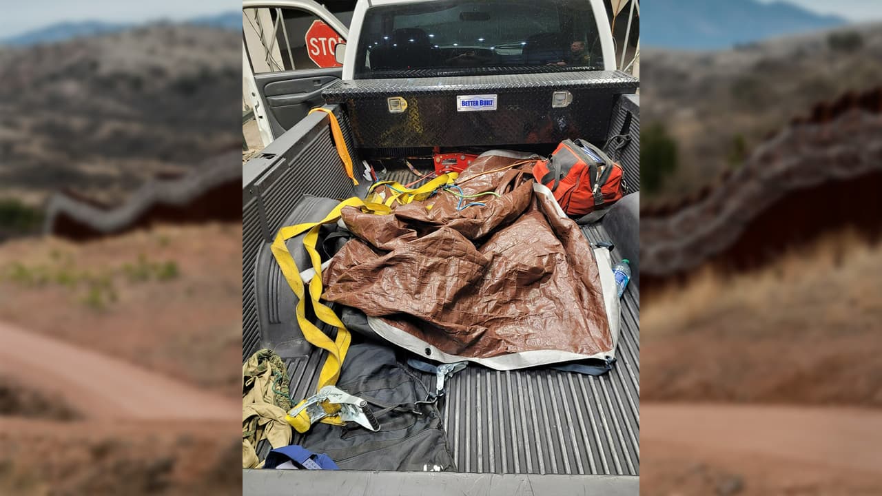 Agentes del Sector Tucson arrestaron a un ciudadano estadounidense que traficaba con migrantes escondidos con una lona, en la caja de una camioneta tipo pick up, el pasado 22 de marzo.