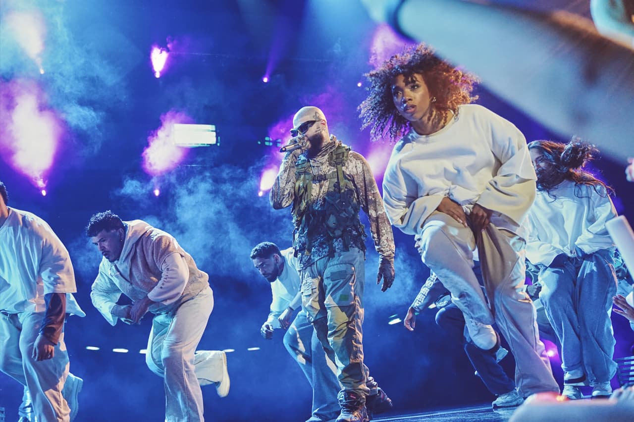 <b>Farruko</b> encendió la tarima de Premios Juventud 2023 con los temas 'Pasa_je_ro' y 'Esta Vida'.