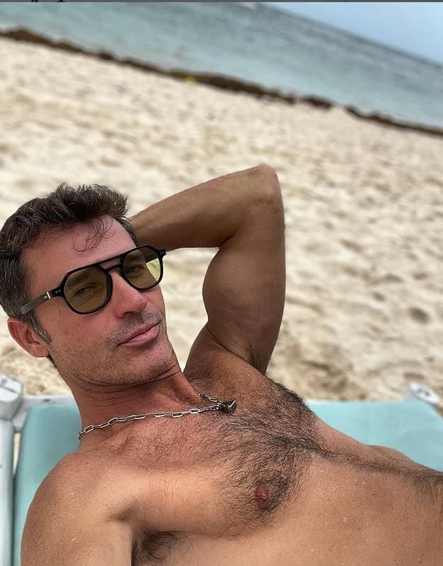 En sus redes sociales se pueden leer comentarios llenos de emojis de corazones rojos y flamas cuando se toma una selfie tomando el sol.