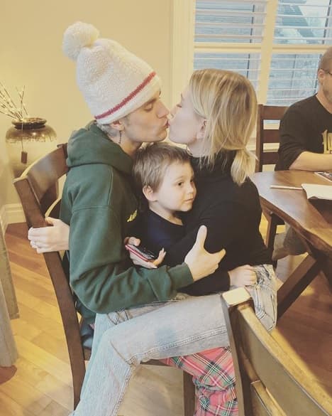 Luego de un 
<b><a href="https://www.univision.com/famosos/las-fotos-de-la-boda-religiosa-de-justin-bieber-y-hailey-baldwin-el-velo-el-esmoquin-y-mas-fotos" target="_blank">espectacular matrimonio religioso </a></b>en septiembre de 2019, el cantante pop anunció en sus redes sociales los proyectos que verán la luz el próximo año.