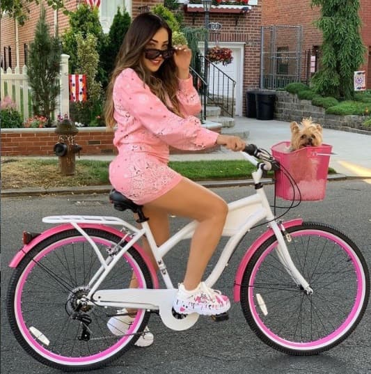 Gelesa Solano también gusta del rosa. Este jumpsuit estampado es ideal para salir a pasear y sentirse cómoda llevando a su mascota a bordo de su bicicleta.