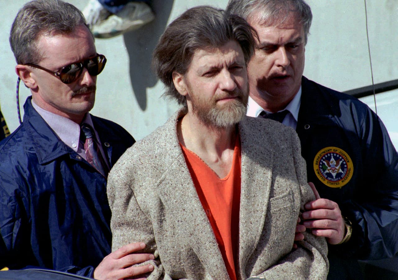 El hermano de Kaczynski dijo al FBI dónde se encontraba la cabaña donde vivía aislado el matemático. Allí encontraron los materiales para la fabricación de las bombas y otras evidencias.