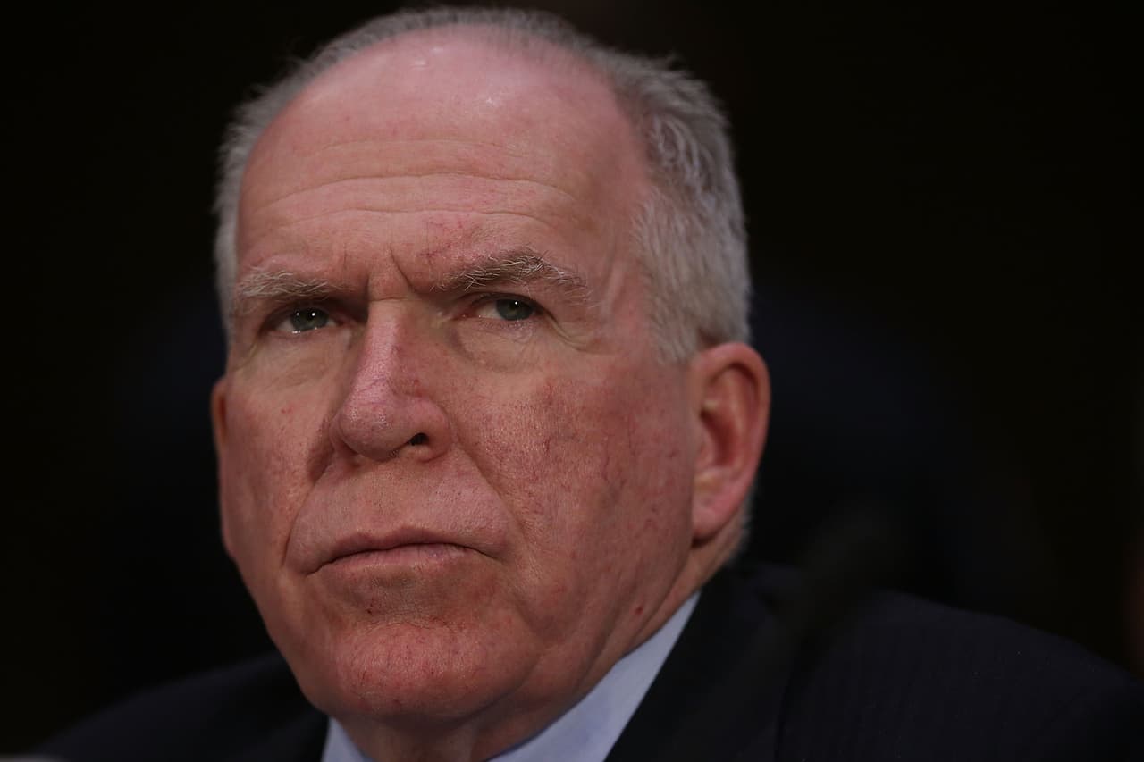 <b>John Brennan, exdirector de la CIA. </b>Alegando que ha tenido un “comportamiento errático”, la portavoz presidencial Sarah Huckabee Sanders informó que 
<a href="https://www.univision.com/temas/donald-trump"><u>Donald Trump</u></a> 
<a href="https://www.univision.com/noticias/politica/trump-le-revoca-la-credencial-de-seguridad-al-exdirector-de-la-cia-john-brennan">le revocó la credencial de seguridad porque “ha usado su posición</a> como exfuncionario de alto nivel con acceso a información altamente sensible para hacer una serie de infundadas e indignantes alegaciones, arrebatos violentos en internet y televisión sobre esa administración”.