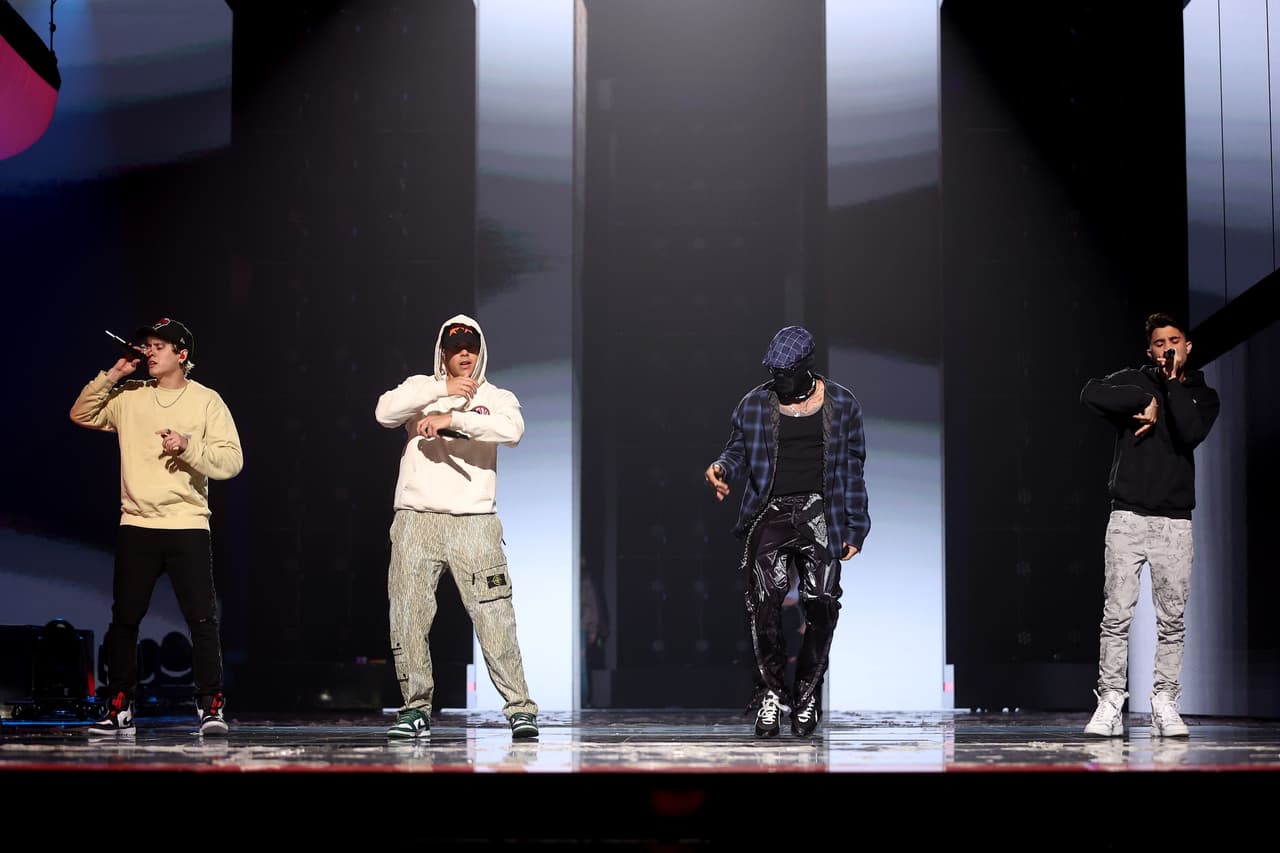 Y hablando de fraternidad, los chicos de 
<b>CNCO</b> también dijeron "presente" en el tercer día de ensayos de la premiación.