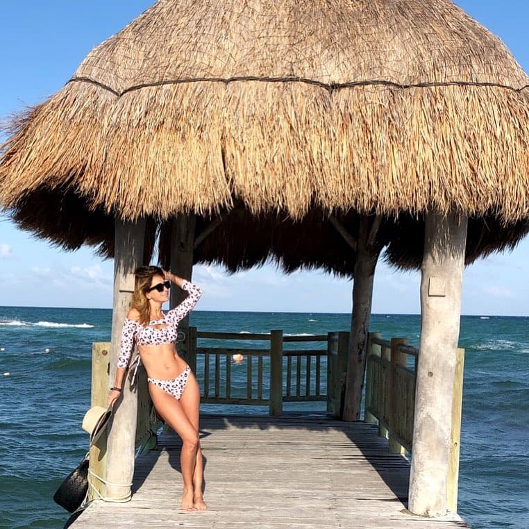 A través de sus historias de Instagram, Geraldine compartió una imagen del arreglo floral, así como el mensaje que le dedicó el argentino con motivo del Día de las madres.