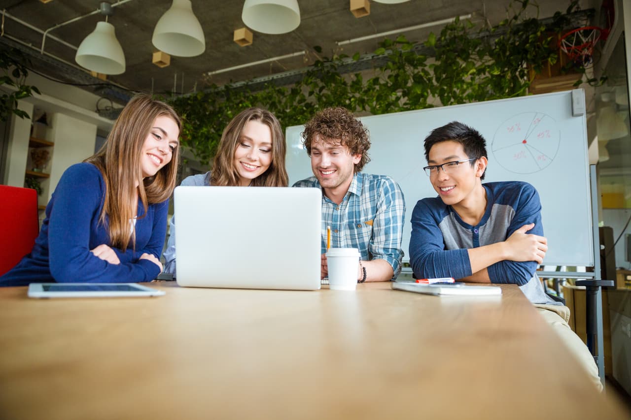 2. Expansión de influencia. Las personas siempre están influenciadas por gente que tiene contacto directo, y ésta generalmente piensa similar al líder, de modo que es muy limitado el círculo de perspectivas distintas.