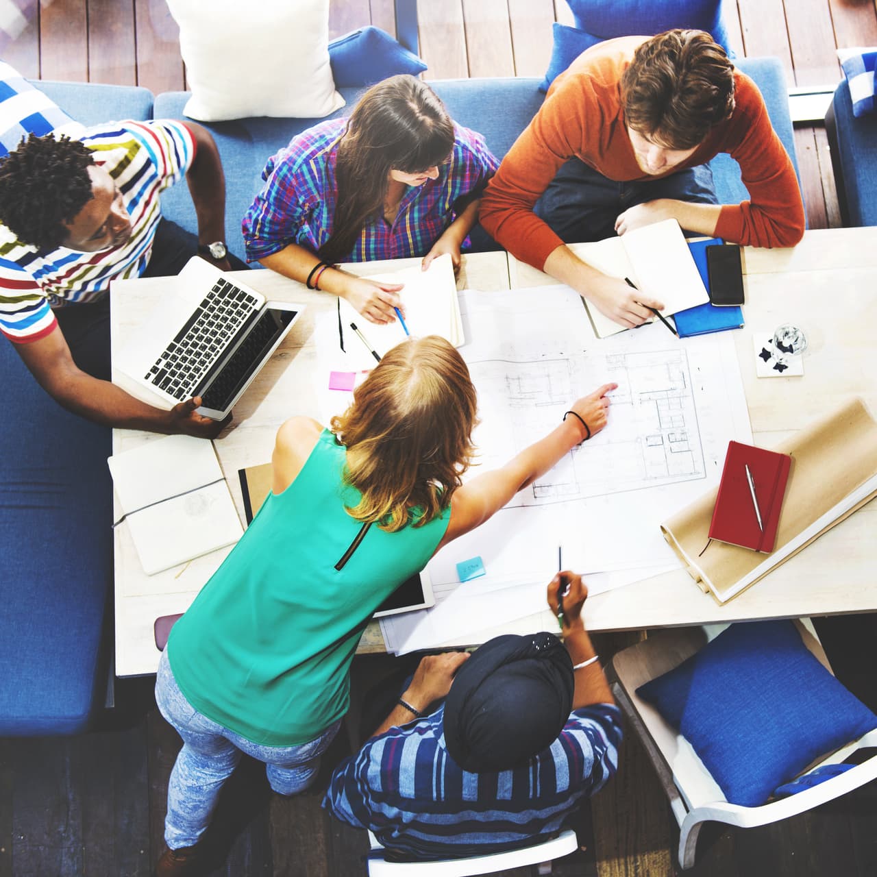 Tomar una diferente ruta de trabajo es una excelente idea: cambia el lugar donde todos se sientan en las juntas u ofrece la palabra a tal o cual persona. Eso los mantendrá activos y con el cerebro trabajando.