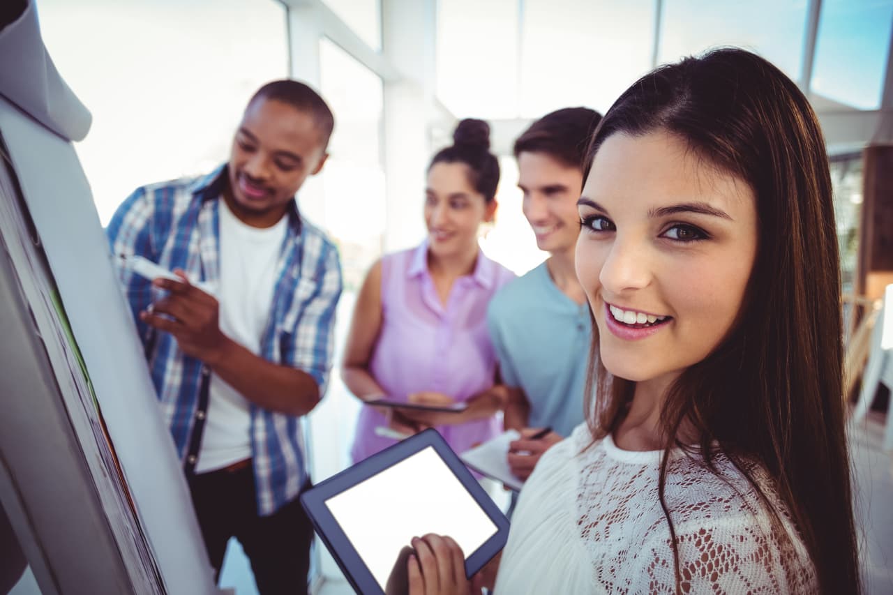 4. Aprender a escuchar. A todas se les enseña este arte, pero pocas lo ponen en práctica. En la realidad, la mayor parte de las personas están esperando el momento perfecto para contar su historia, y ofrecer su opinión y experiencia.