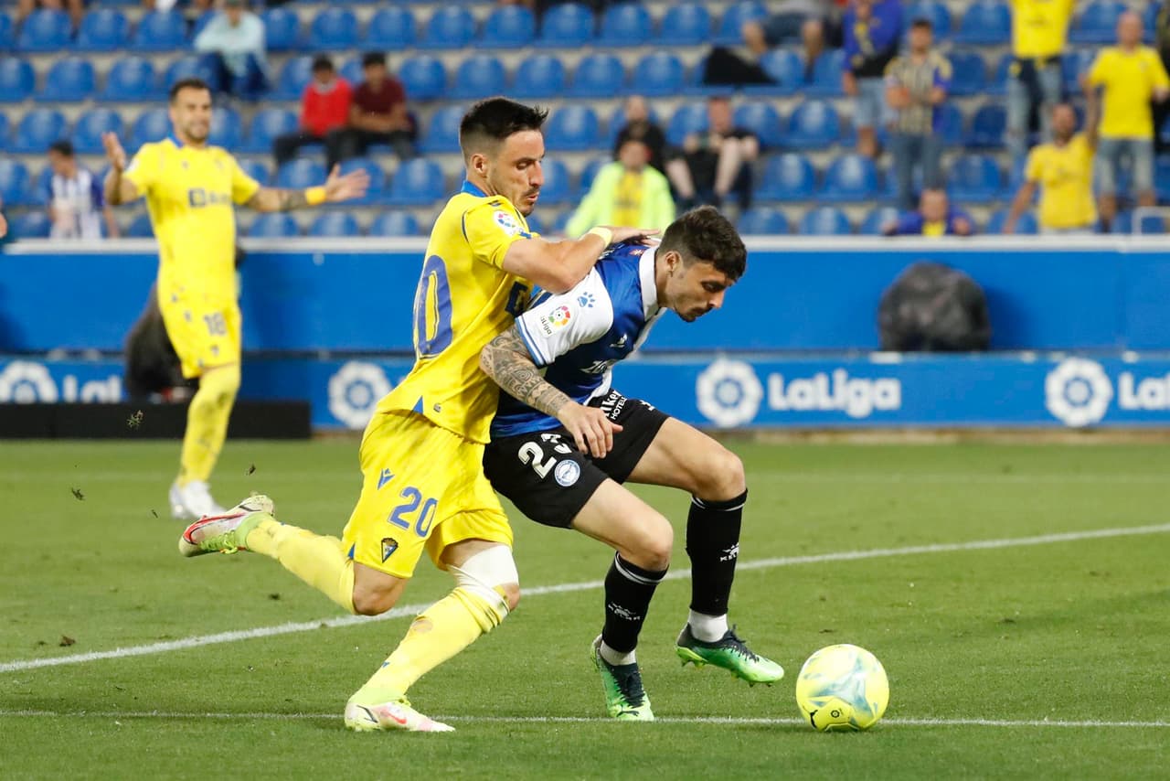Mallorca derrotó 0-2 a Osasuna y Cádiz 0-1 al Alavés, ambos de visitantes para que evitaran el descenso; Granada pierde la categoría en España con un penal fallado.