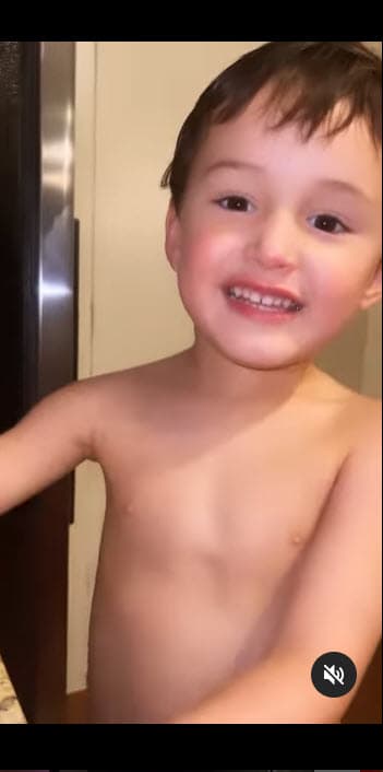 "
<b>Vive con ella la mitad de la semana</b> y conmigo la otra mitad", contó. 
<br>