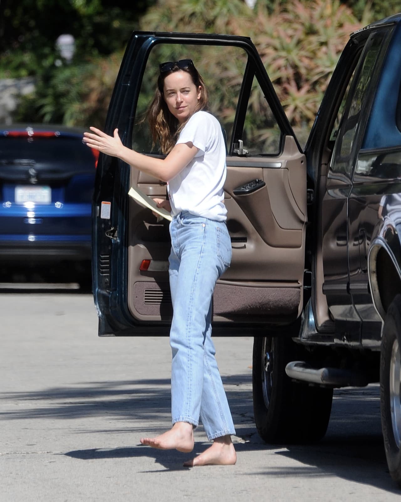 Tal parece que en Hollywood la afición por las pickups Ford es más común de lo que muchos se imaginan, un gusto que no distingue sexo ni edad. Así llegamos con
<b> Dakota Johnson</b>, protagonista de la película '50 Shades of Grey', quien también se deja ver manejando su Ford F-150 de octava generación (1986-1991).