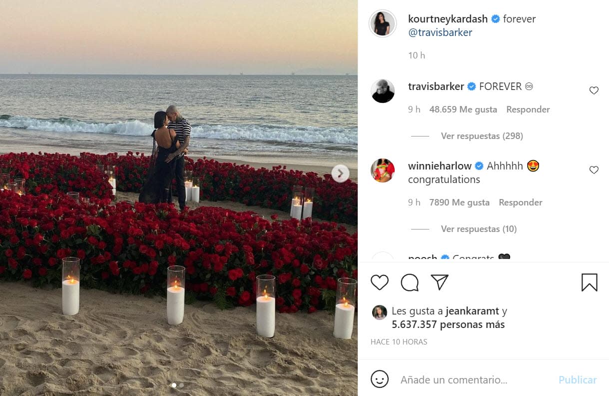 La noticia la dieron a conocer a través de sus cuentas de Instagram, en donde la mayor de las Kardashian publicaron
<b><a href="https://www.instagram.com/p/CVJzKB2FGUq/" target="_blank">fotos de la velada romántica</a></b> en la que le dio el 'sí' al músico de Blink 182.