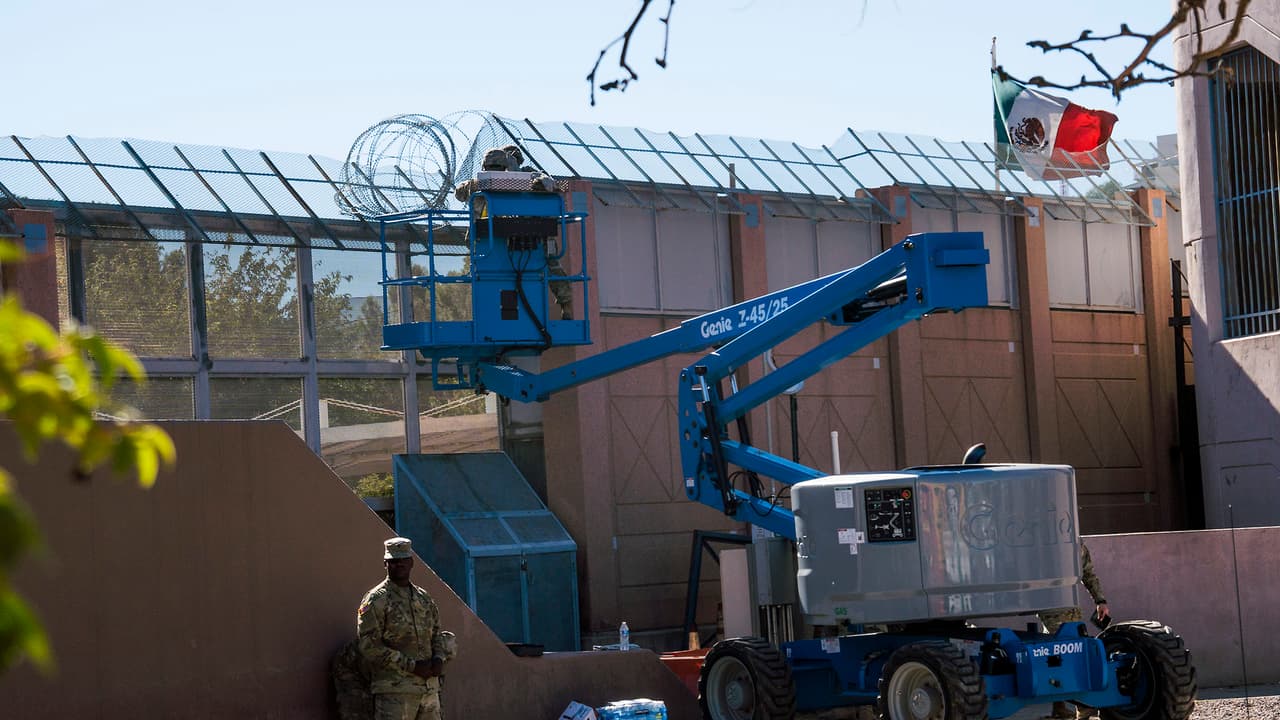 Con maquinaria y en camiones del ejercito los soldados llegaron a la ciudad fronteriza de Nogales para instalar un alambre de sobre la valla divisoria en el centro de la ciudad.