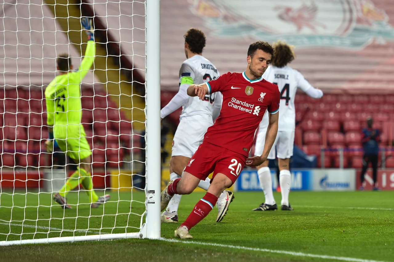 Los campeones de la Champions League se imponen tranquilamente ante el FC Midtjylland 2 goles a cero. El portugués Diogo Jota abre el marcador al minuto 55 y Mohamed Salah sella la victoria al minuto 93 ante los daneses en la segunda fecha de la Champions League.
