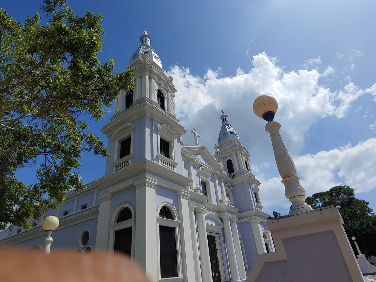 Según Badillo, la catedral tiene una ubicación privilegiada, un tamaño y estilo arquitectónico diferente al resto de los edificios del casco urbano de Ponce.