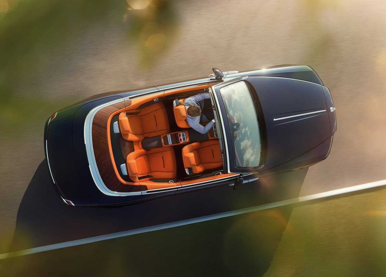 Este convertible de 5,600 lbs es motivado por un enorme motor V12 de 6.6 litros y 563 caballos de fuerza. Una de las características más interesantes en este vehículo es que utiliza señales GPS para anticipar las condiciones de la carretera y ajustar sus componentes para ofrecer una marcha tan suave como si de una alfombra voladora se tratase. Su precio inicial es de 356,500 dólares.
<br>