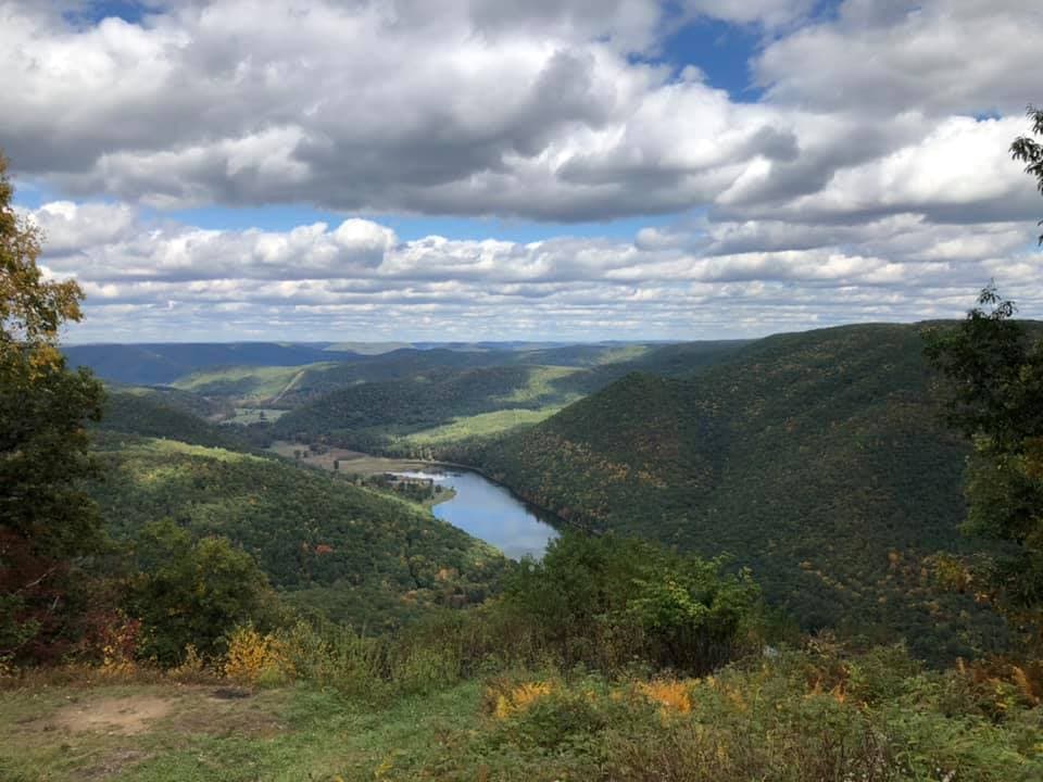 <b><a href="https://www.dcnr.pa.gov/StateParks/FindAPark/KettleCreekStatePark">Kettle Creek State Park</a></b>. Kettle Creek State Park ofrece una vista impresionante del valle de Kettle Creek.