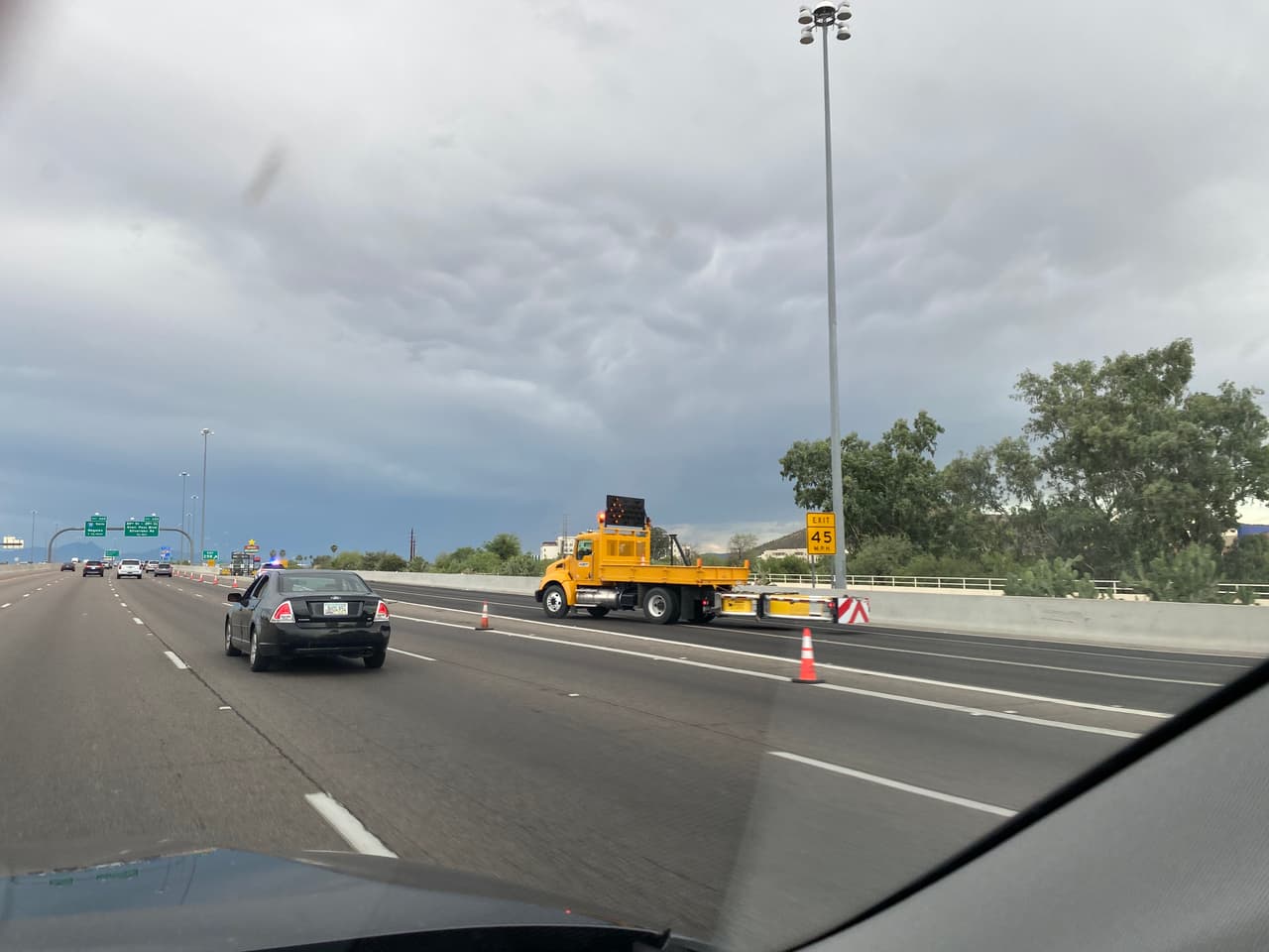 En Tucson las autoridades cerraron la salida de la Avenida Congress en la Interestatal 10 para evitar el ingreso al centro de la ciudad donde las últimas dos noches las protestas también generaron actos violentos.