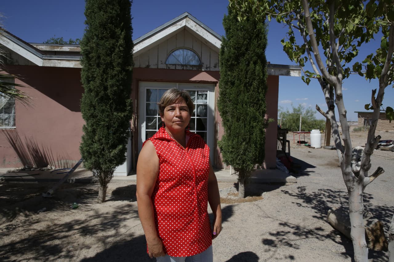 <b>Alicia Estrada, Guadalupe (Chihuahua), 51 años. </b>La violencia de los cárteles del narcotráfico hizo que Guadalupe, un municipio en una zona rural y desértica en el Valle de Juárez, se quedara prácticamente vacío. Algunos vecinos se fueron y a otros los mataron, entre ellos a los agentes de policía. Al esposo de Alicia Estrada lo hallaron muerto a orillas de una carretera en 2010. Pero ella, al contrario que muchos de su municipio, decidió quedarse. “Estamos más seguros sin policías, ya no los necesitamos”, dice desde el sector Barriales. En su cuadra solo vive ella y dos personas más. El resto de las casas, más de una decena, están abandonadas. Pero ella asegura no sentir temor.