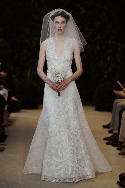 También puedes optar como Jamie, por un modelo con tirantes, que disimulan los hombros y muestran un escote moderado.