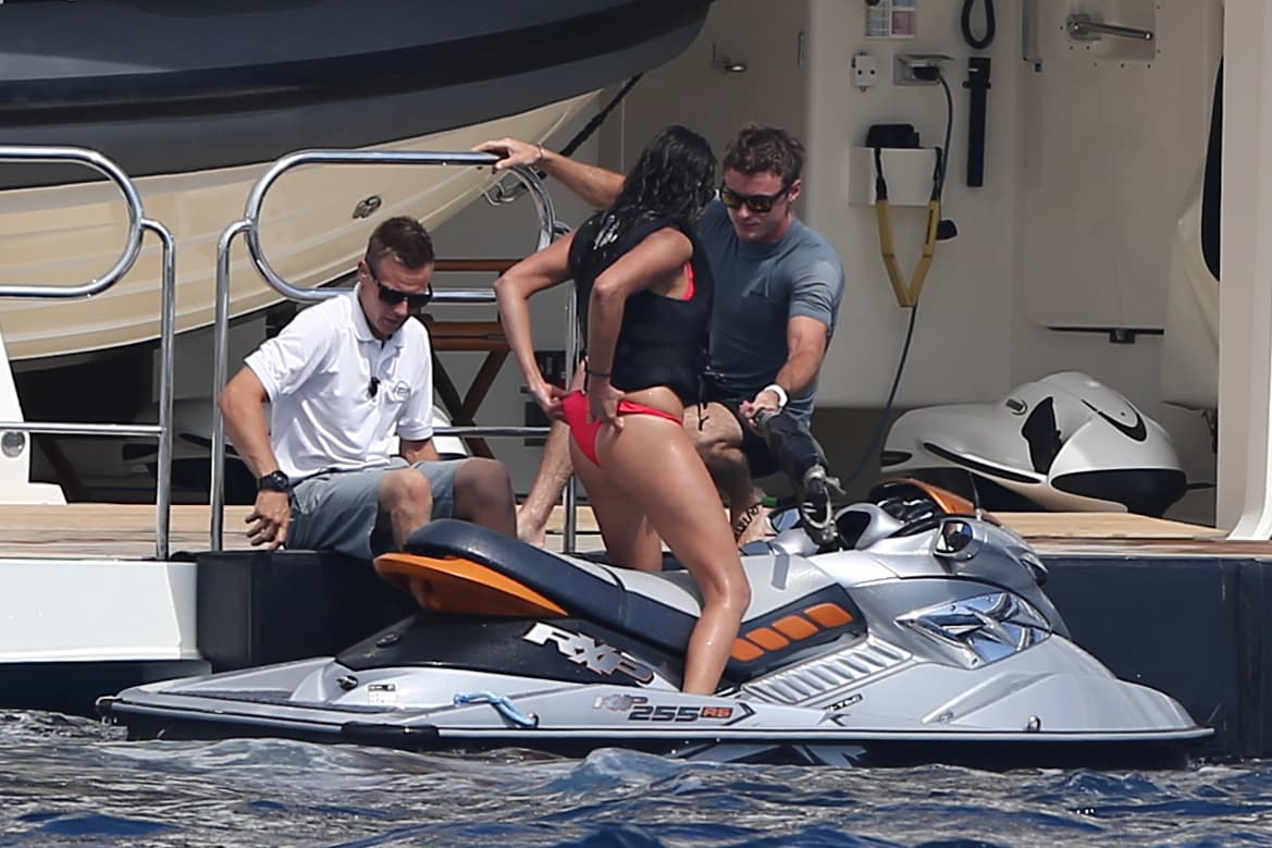 Al parecer a la actriz le gusta la adrenalina, por lo que no pensó dos veces subirse a una moto acuática.