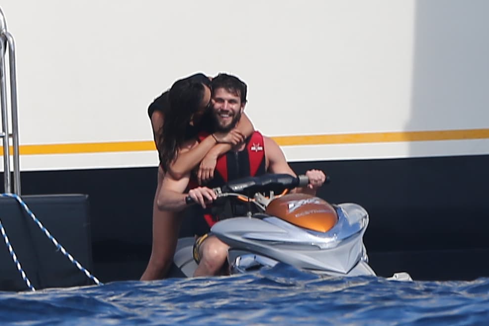 Nina está vuelta loca y sólo ve la manera de consentir a su sexy galán.