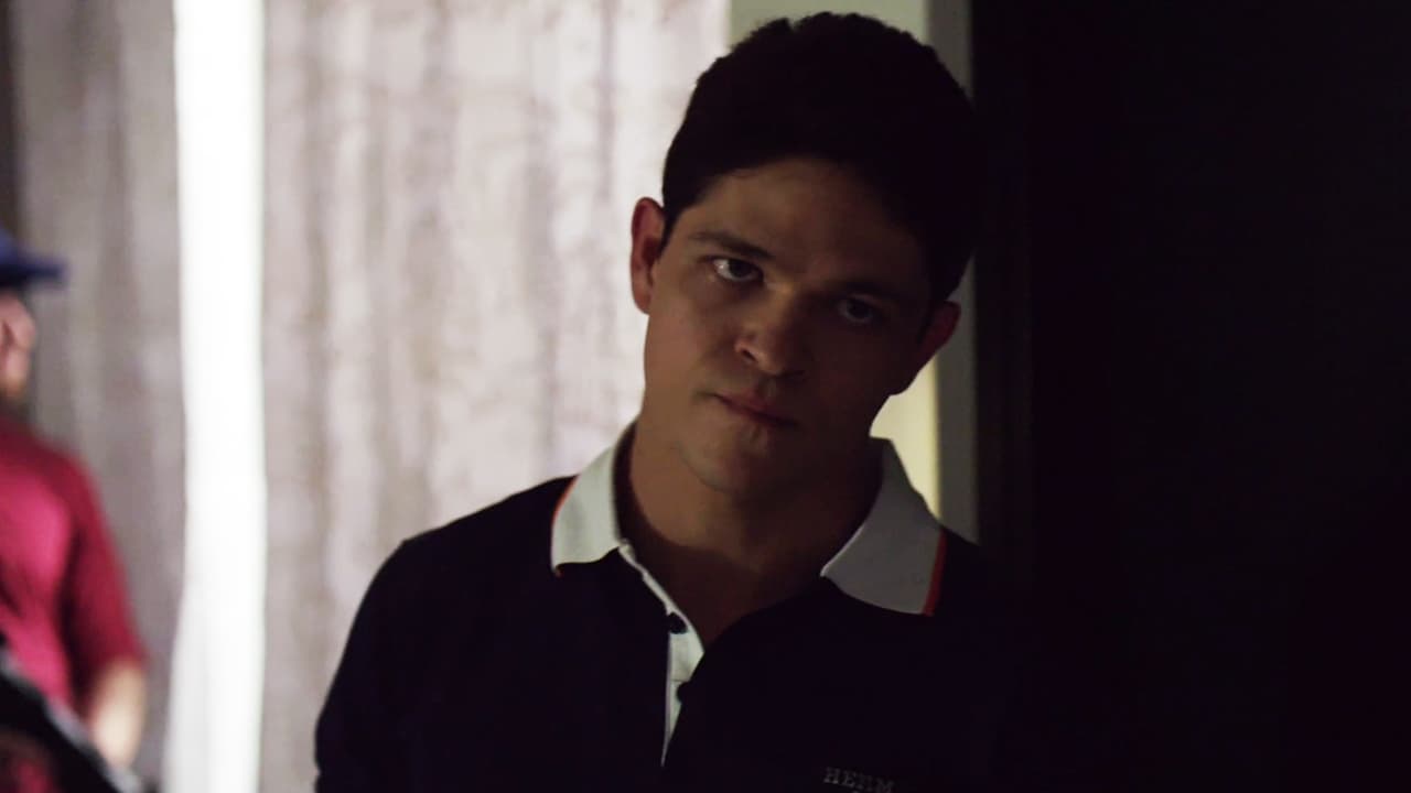 Nervous about the next strike against Arturo, ‘La Muñeca’ found out that his boss had forbidden him to leave his house; the marines only waited for their cue to act.