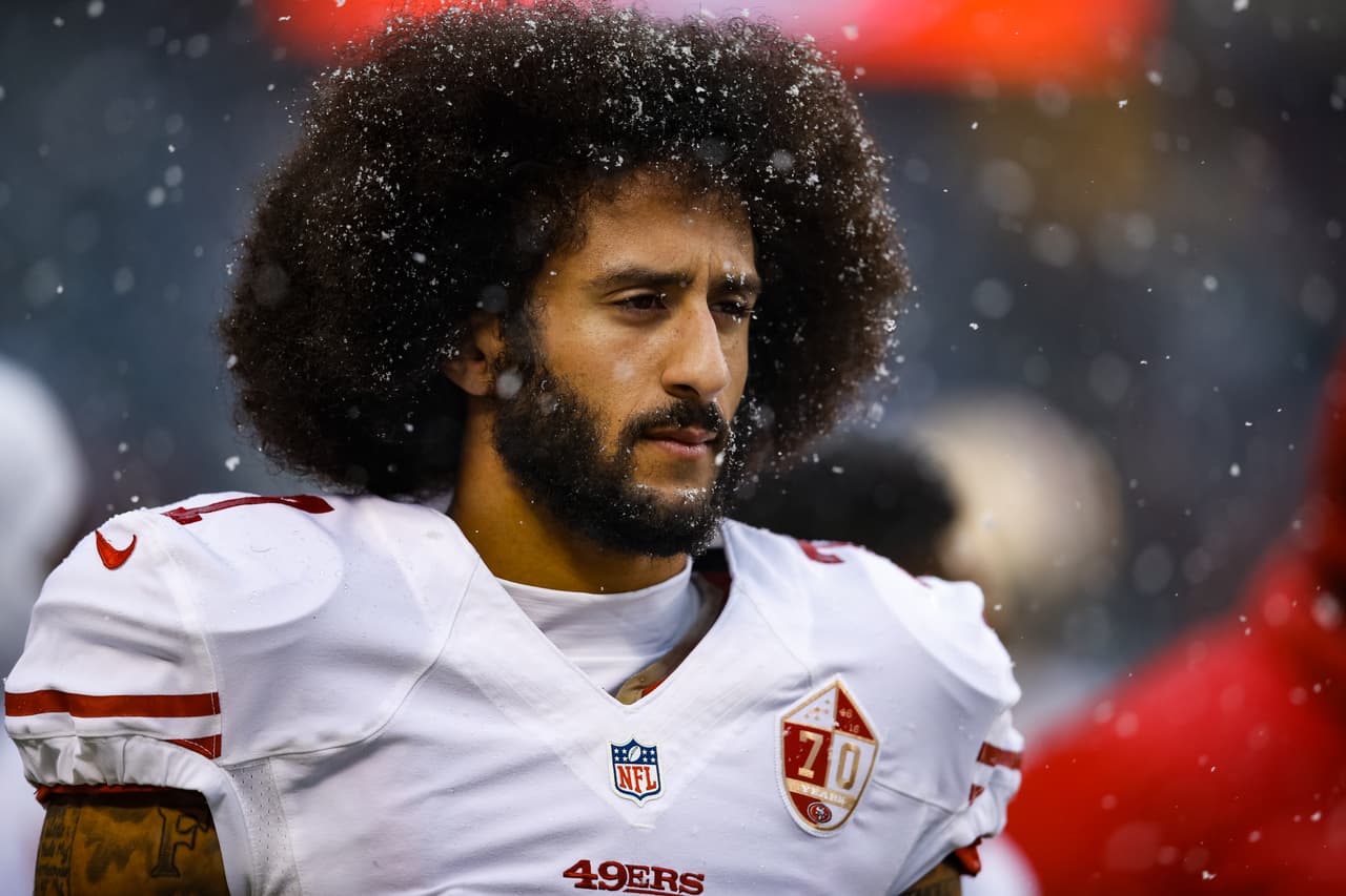 Colin Kaepernick ex jugador de los San Francisco 49ers, ha sido figura estos últimos años, después de arrodillarse durante el himno a la bandera previo a los partidos de la NFL como protesta por la violencia en contra de la población negra en Estados Unidos, en repetidas ocasiones.