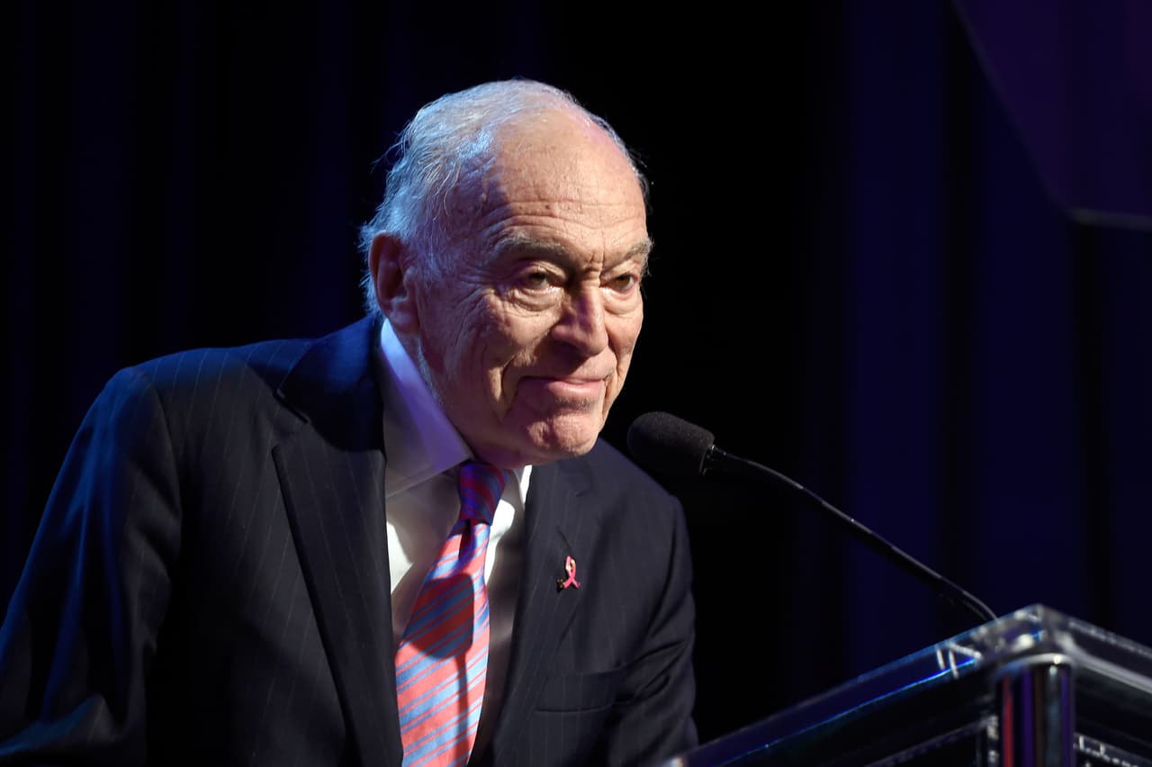 <b>Puesto 20. Leonard Lauder</b>
<br>
<br>Donaciones de por vida: 1,400 millones de dólares.
<br>
<br>Porcentaje del patrimonio neto donado: 6%.
<br>
<br>Patrimonio neto: 22,900 millones de dólares.
<br>
<br>Enfoque de sus aportes: artes y ciencia.
<br>
<br>El presidente emérito del gigante de la belleza Estee Lauder Companies cofundó la Alzheimer's Drug Discovery Foundation, una organización que financia ensayos clínicos que buscan tratamientos para la enfermedad de Alzheimer. Lauder también es uno de los principales patrocinadores del Museo Whitney, de la ciudad de Nueva York.
<br>