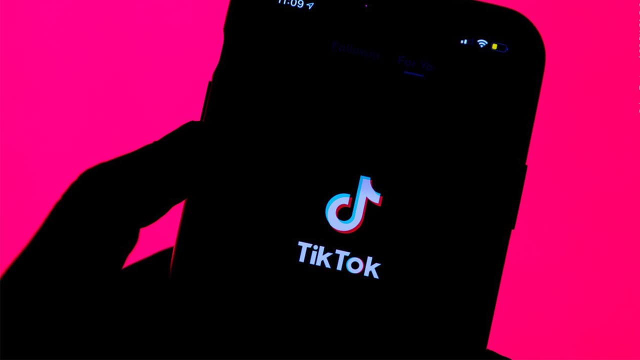 <b>TikTok</b>
<br>La última de las redes sociales en sumarse a la lista d demandas colectivas es TikTok. 
<br>Apenas este martes se anunció que un juez federal ordenó a la firma 
<a href="https://www.univision.com/local/chicago-wgbo/tiktok-pago-92-millones" target="_blank">hacer pagos compensatorios por 92 millones de dólares. </a>