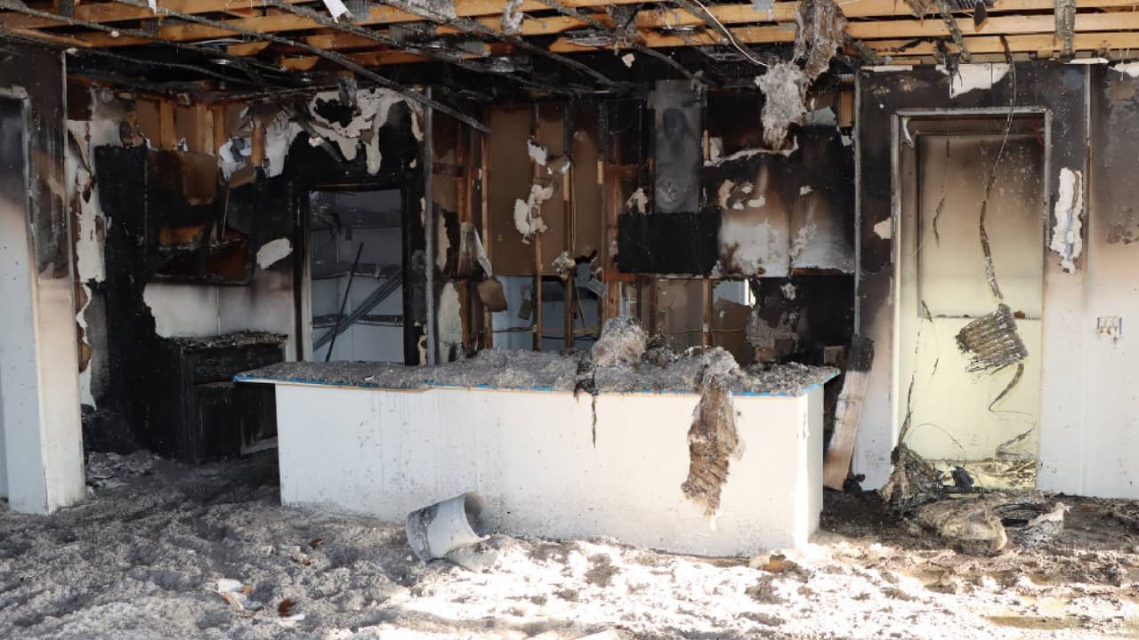 Los investigadores contactaron a la persona que reportó el incendio la madrugada del martes, pues sus declaraciones eran inconsistentes. Después de varias entrevistas, se pudo determinar que el sujeto, identificado como Caleb Dorn, de 24 años, estaba relacionado con los tres incendios, por lo que fue detenido.