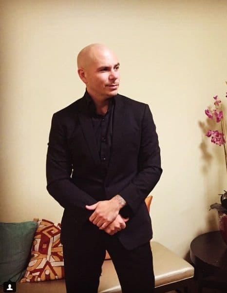 Tan galán como siempre posó impecable de negro y sus fanáticas enloquecieron.