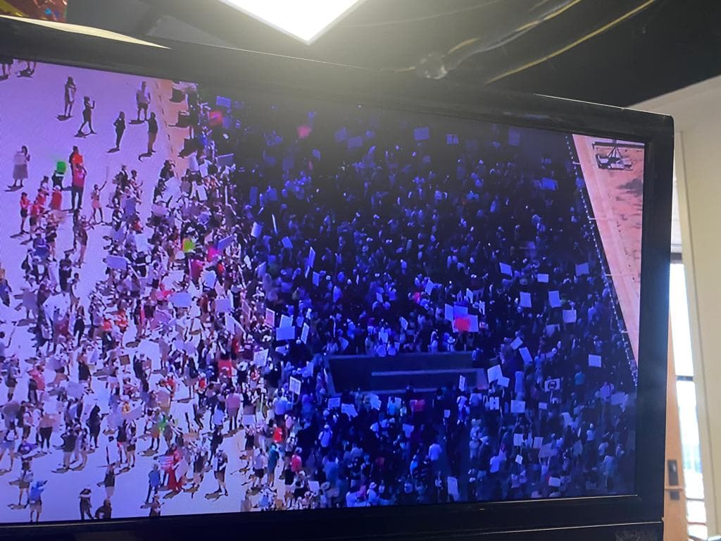 Desde las alturas, así se ve la manifestación del miércoles 29 de junio afuera del Ayuntamiento de Dallas.