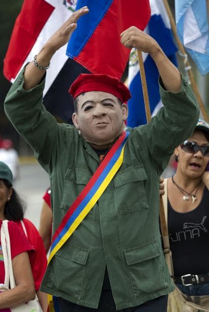 Y también, durante las multitudinarias marchas, decenas de personas desfilan con atuendos parecidos a los del expresidente.