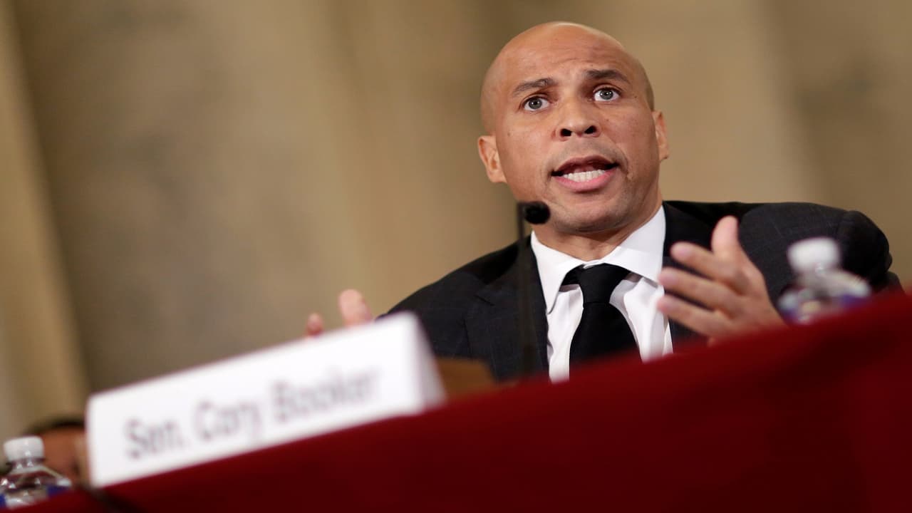 Las 5 razones que dio Corey Booker para ser el único senador en testificar en contra de Jeff Sessions 